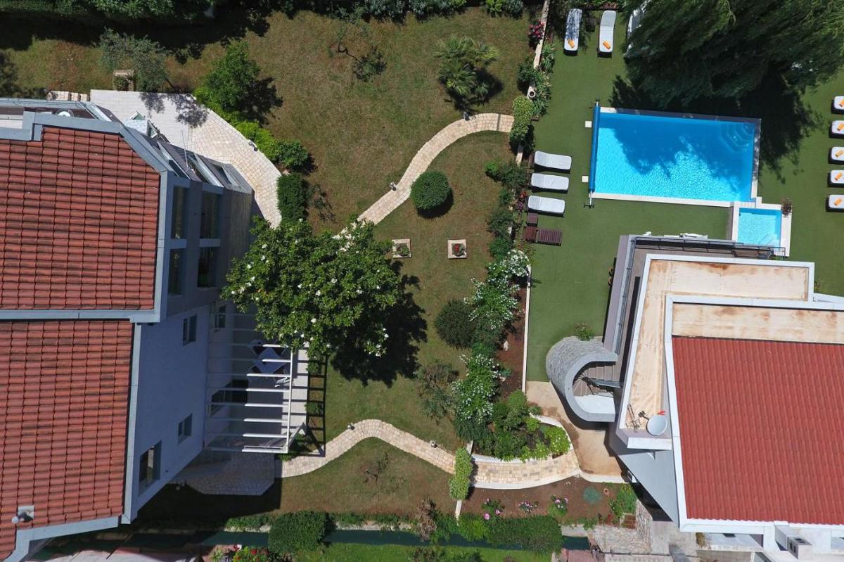 Due case moderne plurifamiliari con piscina e sauna a Zara