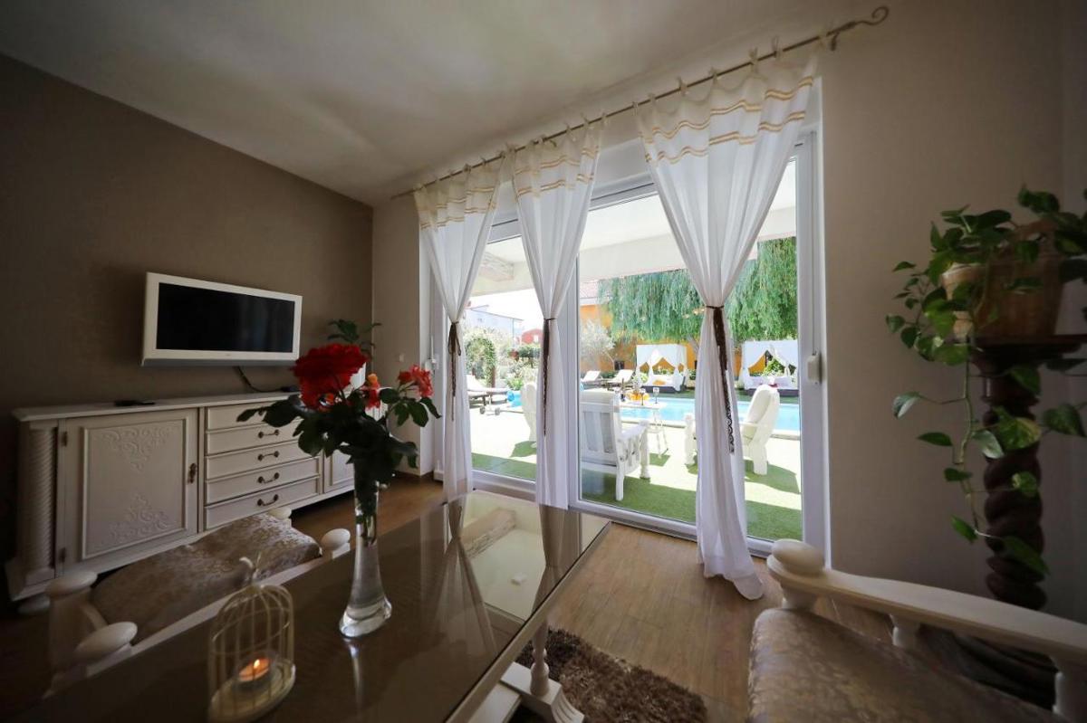 Due case moderne plurifamiliari con piscina e sauna a Zara