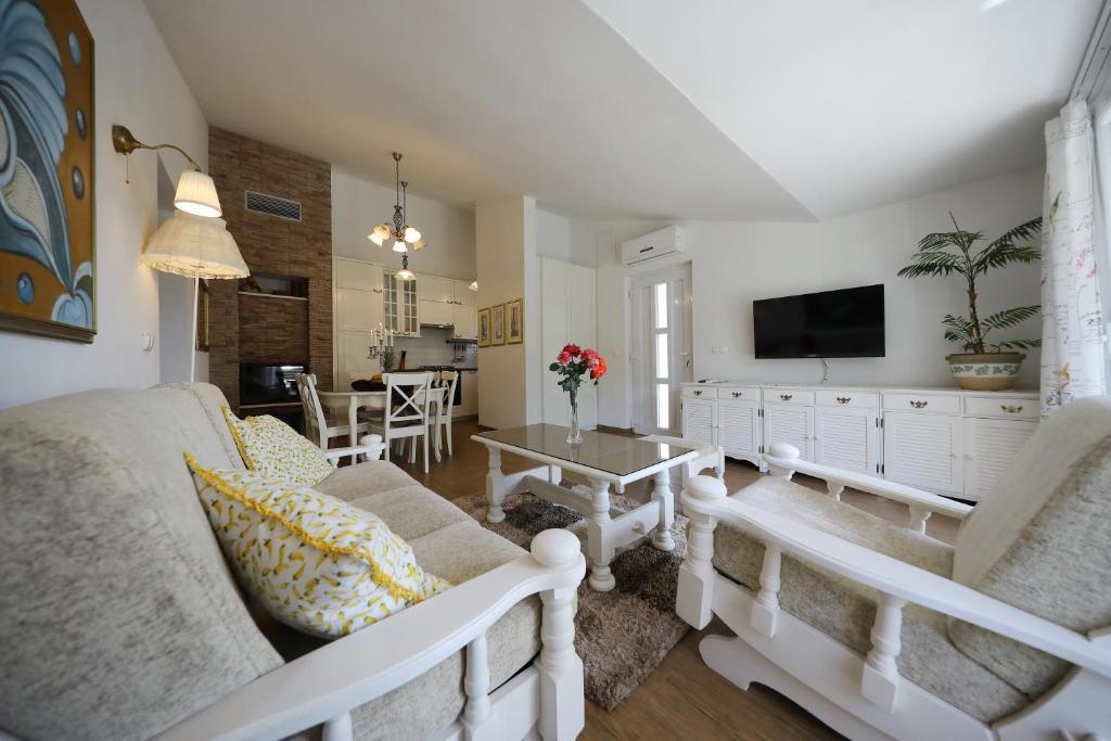 Due case moderne plurifamiliari con piscina e sauna a Zara