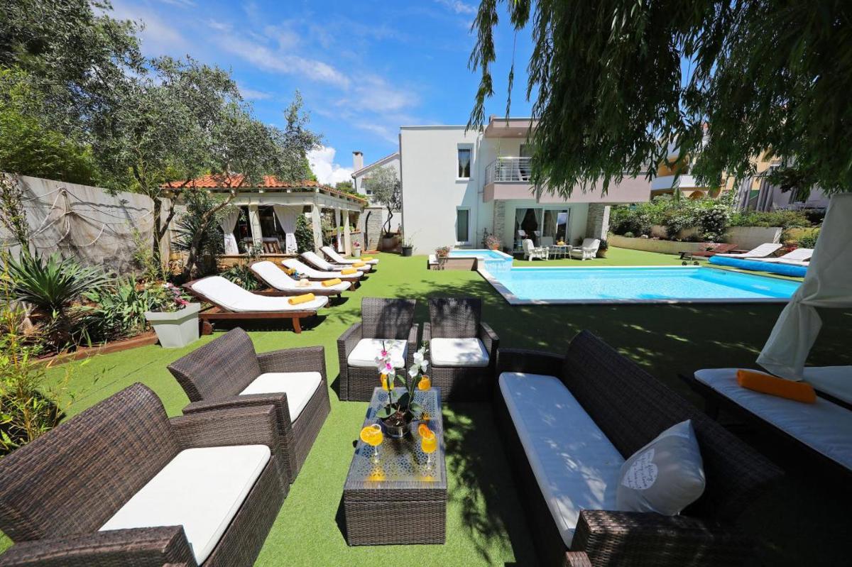 Due case moderne plurifamiliari con piscina e sauna a Zara