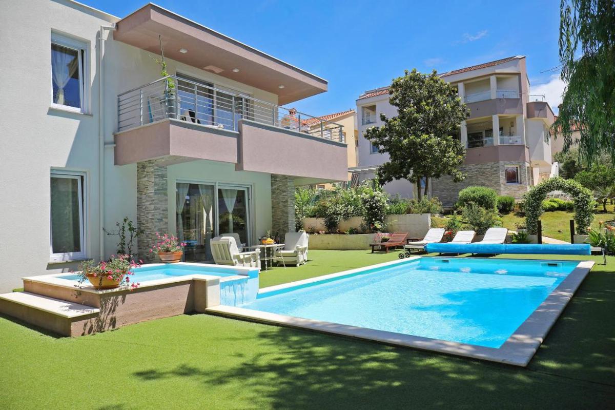 Due case moderne plurifamiliari con piscina e sauna a Zara