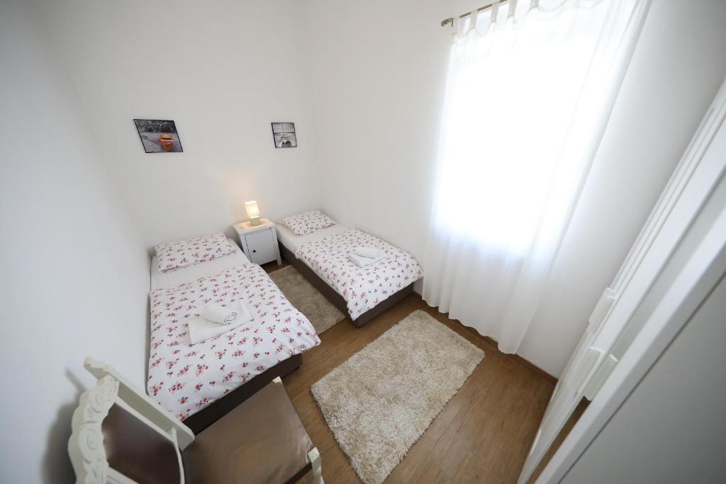 Due case moderne plurifamiliari con piscina e sauna a Zara