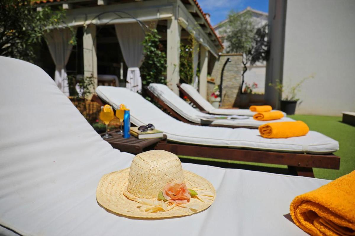 Due case moderne plurifamiliari con piscina e sauna a Zara