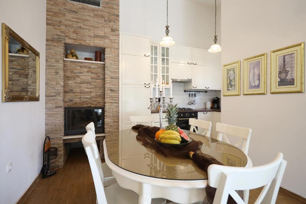 Due case moderne plurifamiliari con piscina e sauna a Zara