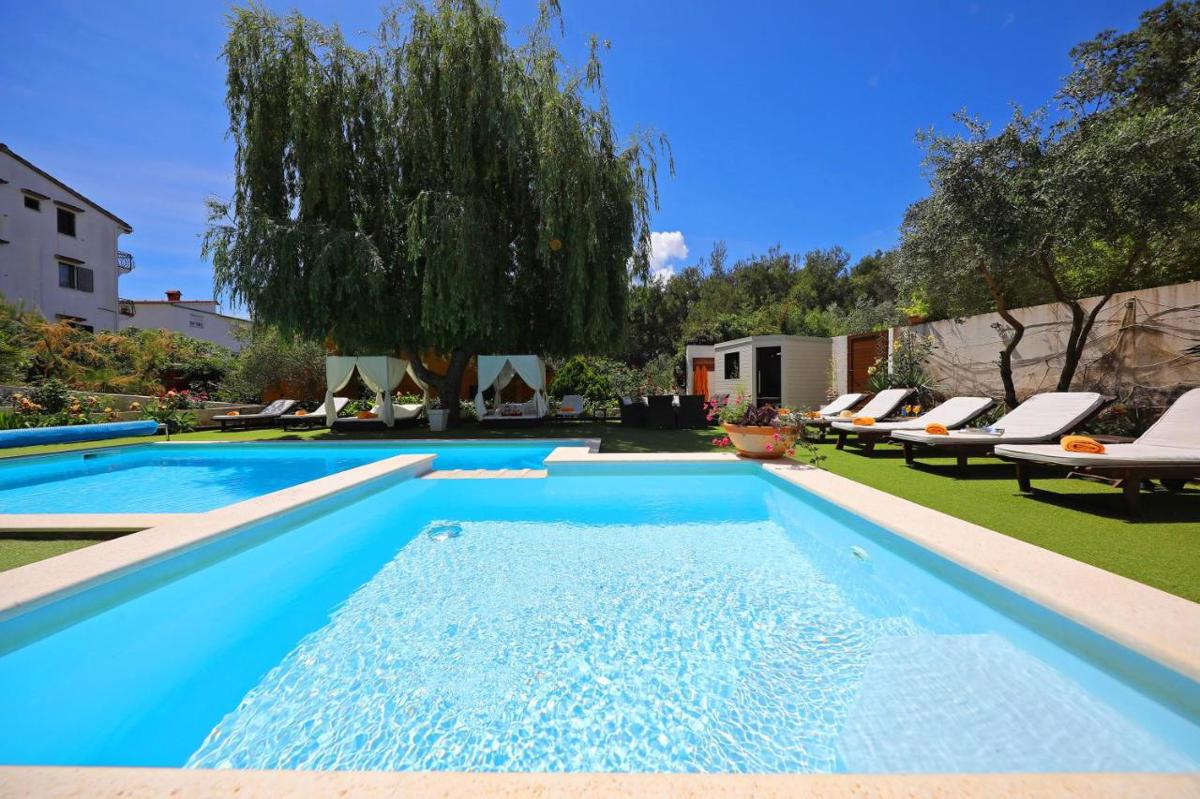 Due case moderne plurifamiliari con piscina e sauna a Zara