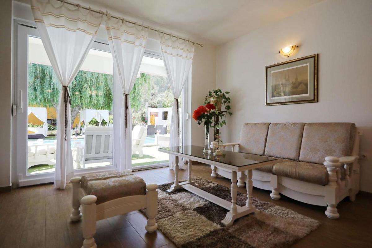 Due case moderne plurifamiliari con piscina e sauna a Zara