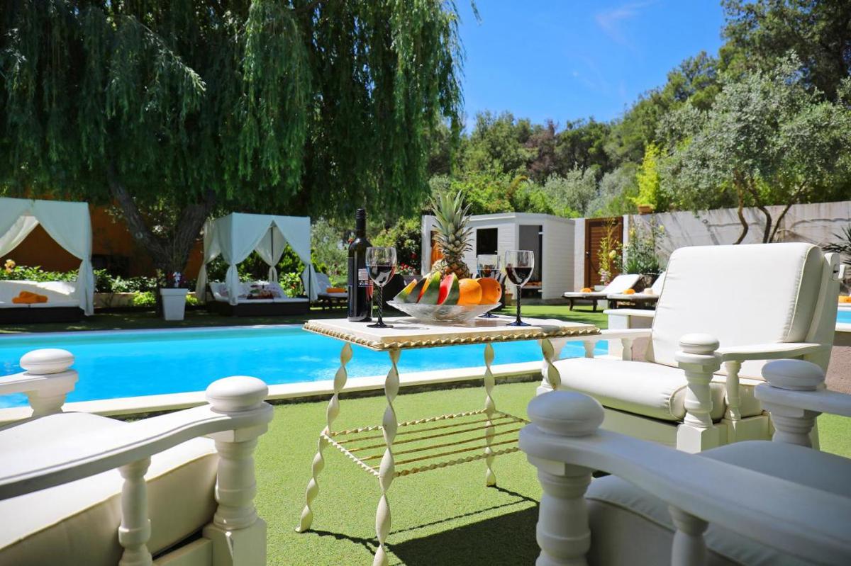 Due case moderne plurifamiliari con piscina e sauna a Zara