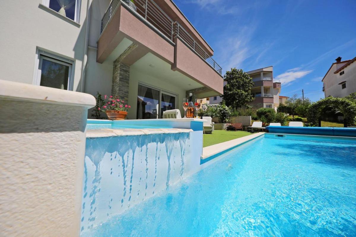 Due case moderne plurifamiliari con piscina e sauna a Zara