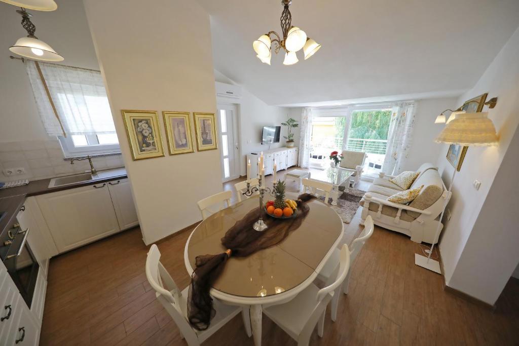 Due case moderne plurifamiliari con piscina e sauna a Zara