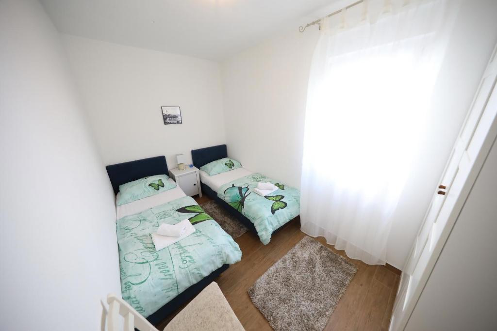 Due case moderne plurifamiliari con piscina e sauna a Zara