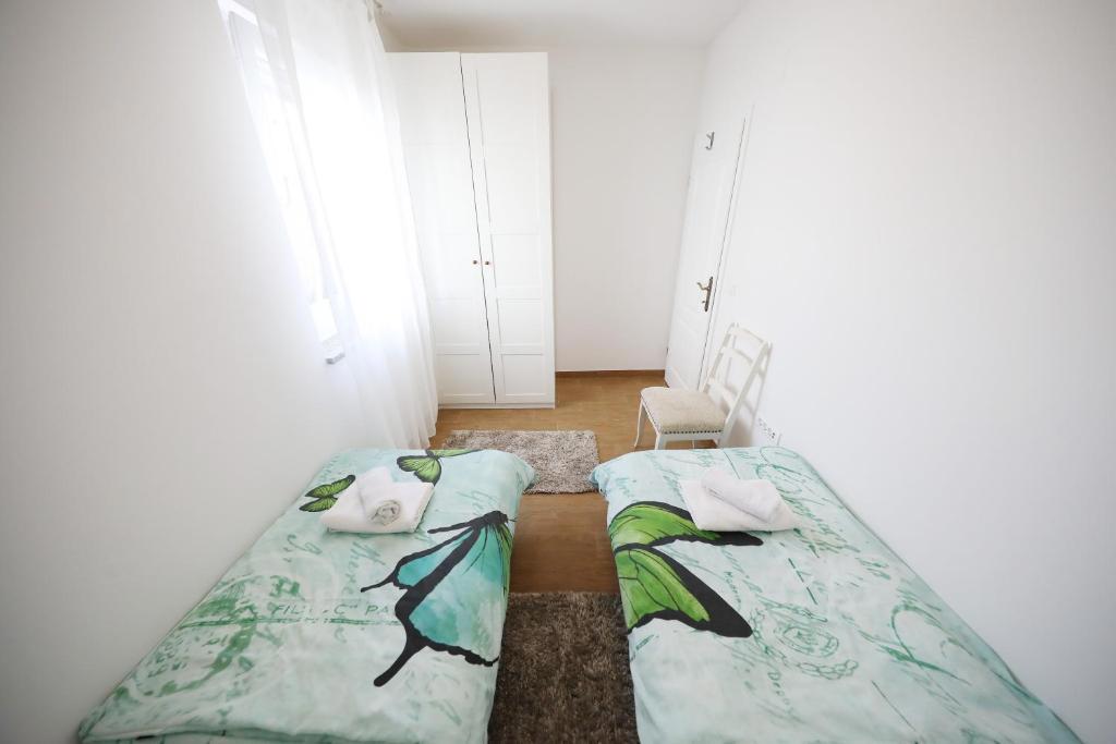 Due case moderne plurifamiliari con piscina e sauna a Zara