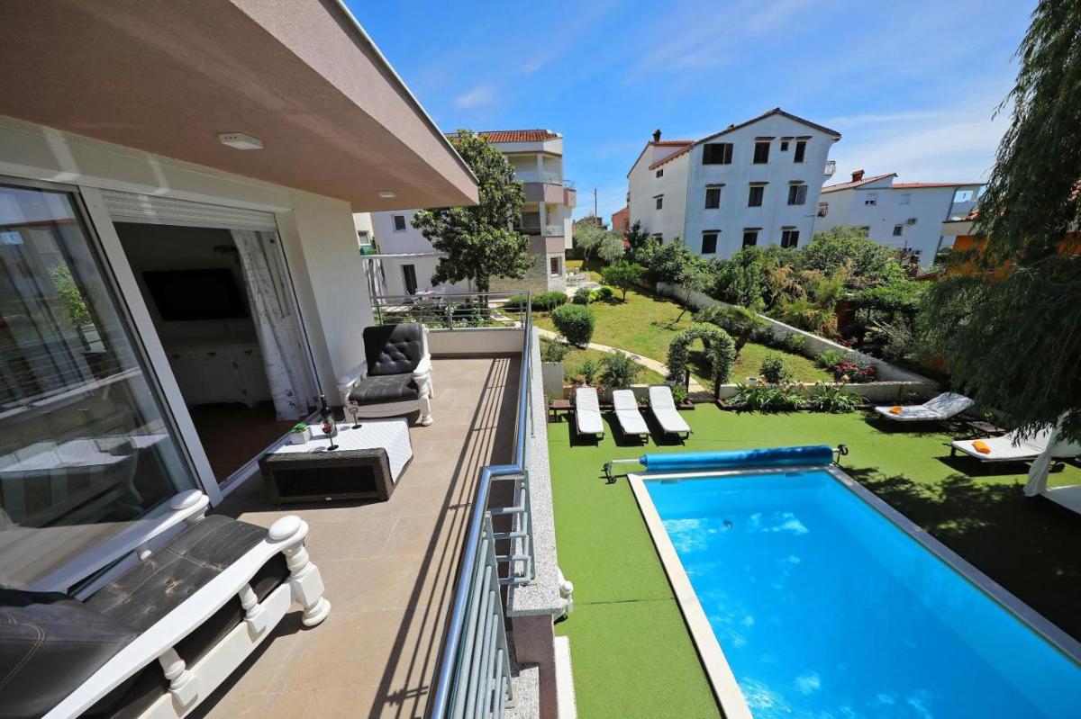 Due case moderne plurifamiliari con piscina e sauna a Zara