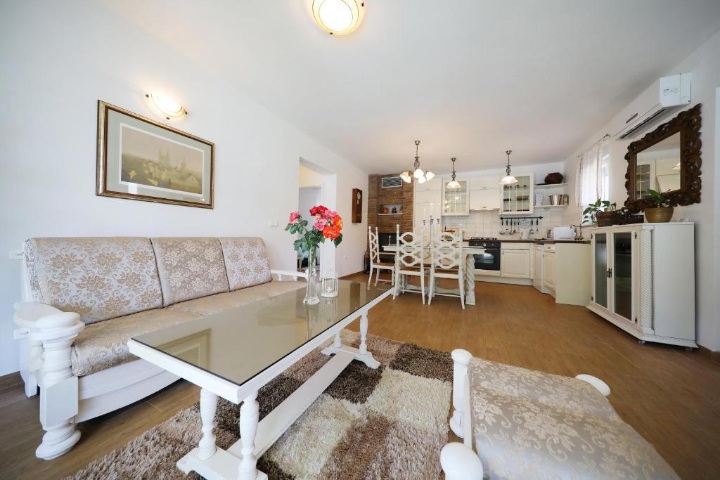 Due case moderne plurifamiliari con piscina e sauna a Zara