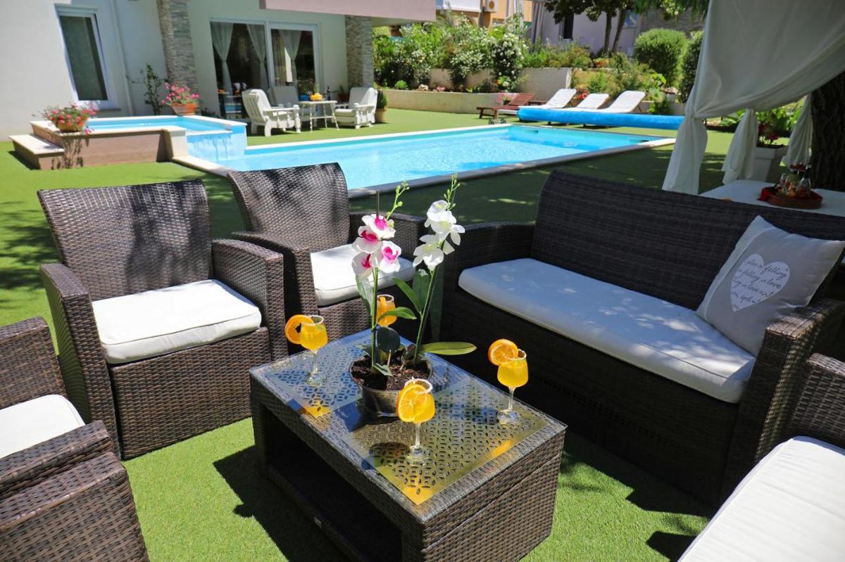 Due case moderne plurifamiliari con piscina e sauna a Zara