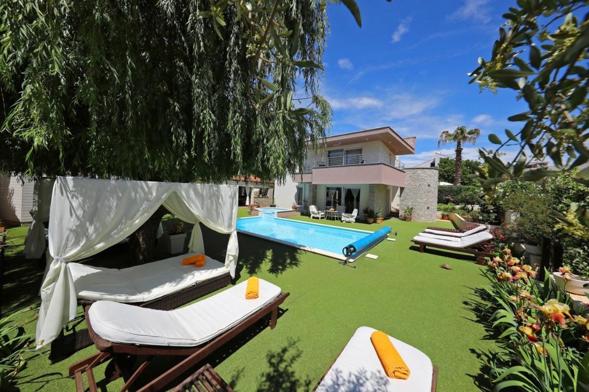 Due case moderne plurifamiliari con piscina e sauna a Zara