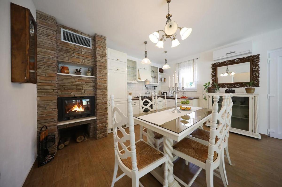 Due case moderne plurifamiliari con piscina e sauna a Zara