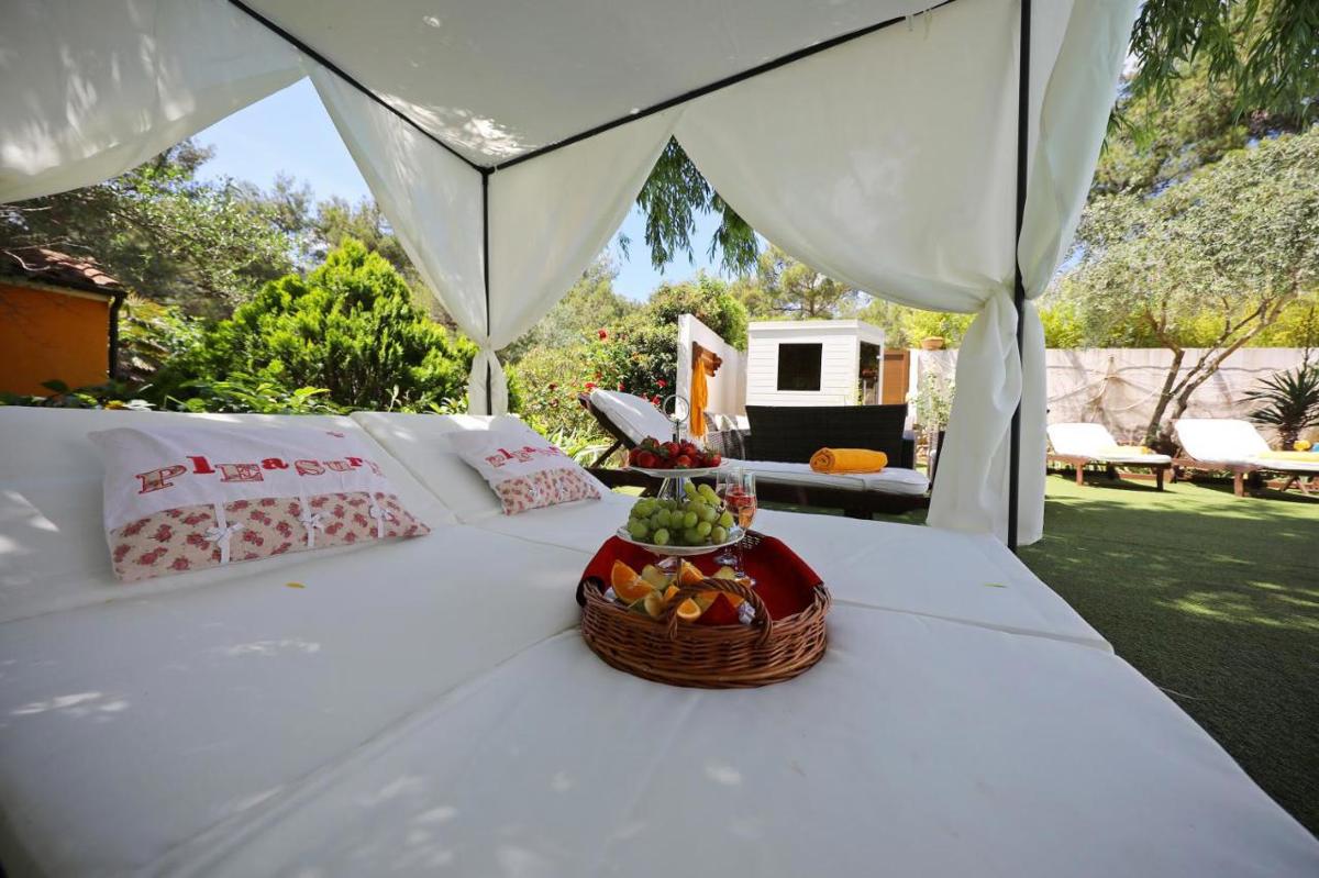 Due case moderne plurifamiliari con piscina e sauna a Zara