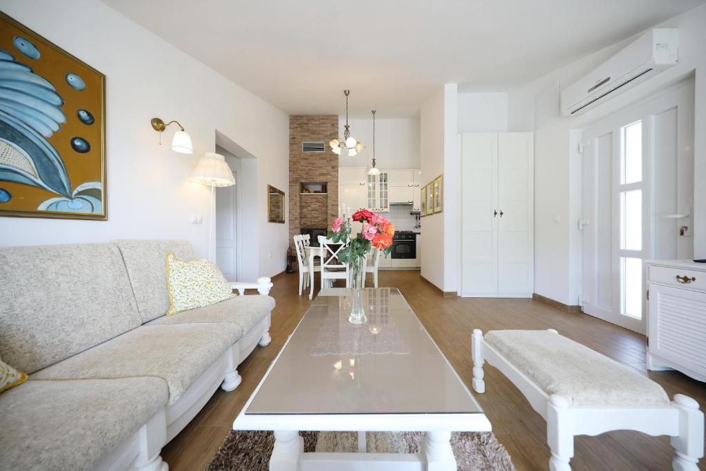 Due case moderne plurifamiliari con piscina e sauna a Zara