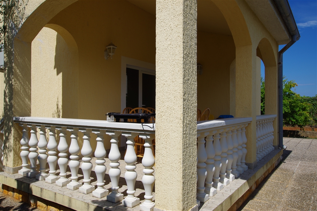 Ampia casa circondata da ulivi