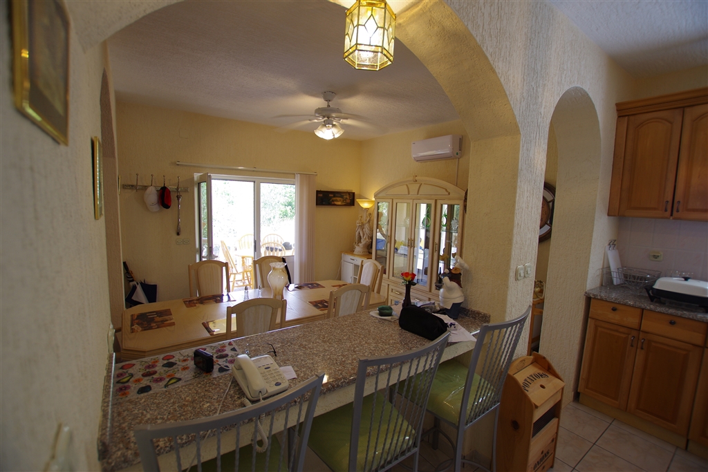 Ampia casa circondata da ulivi