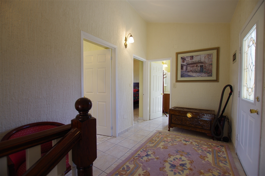 Ampia casa circondata da ulivi