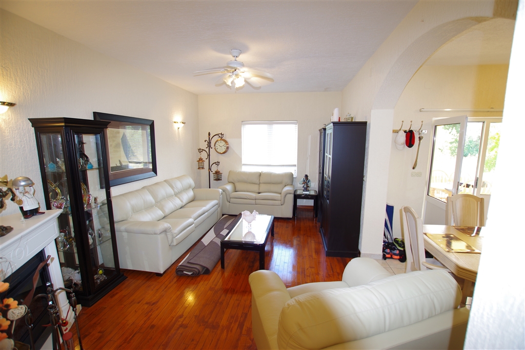 Ampia casa circondata da ulivi