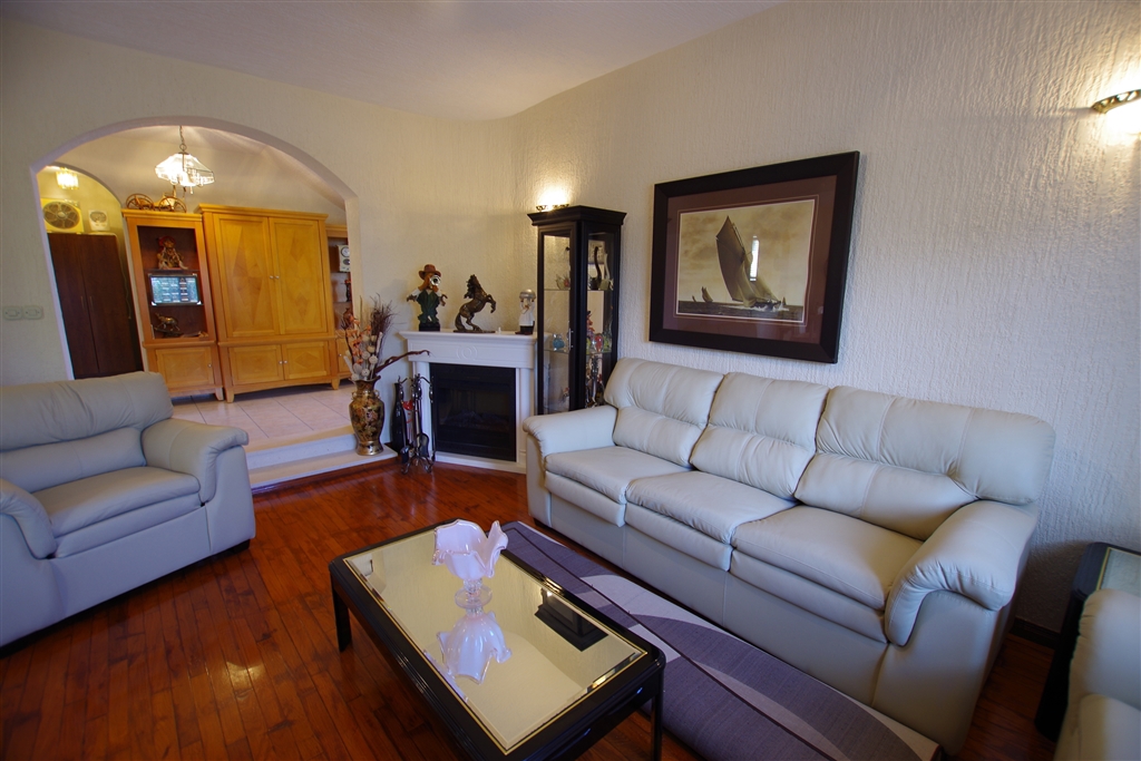 Ampia casa circondata da ulivi