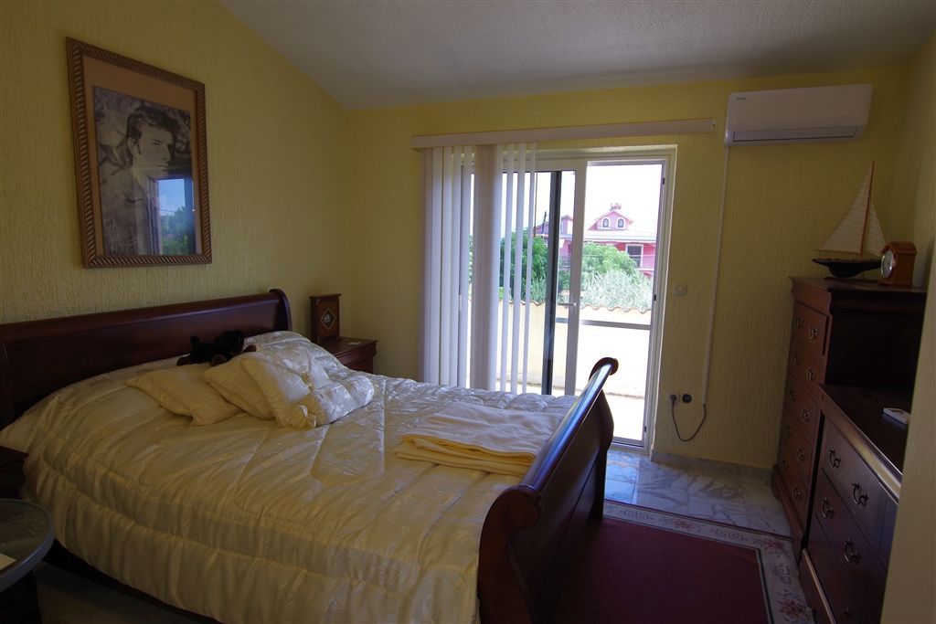 Ampia casa circondata da ulivi