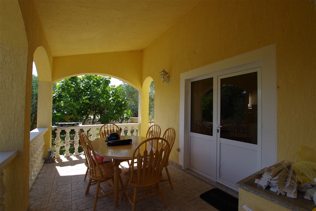 Ampia casa circondata da ulivi