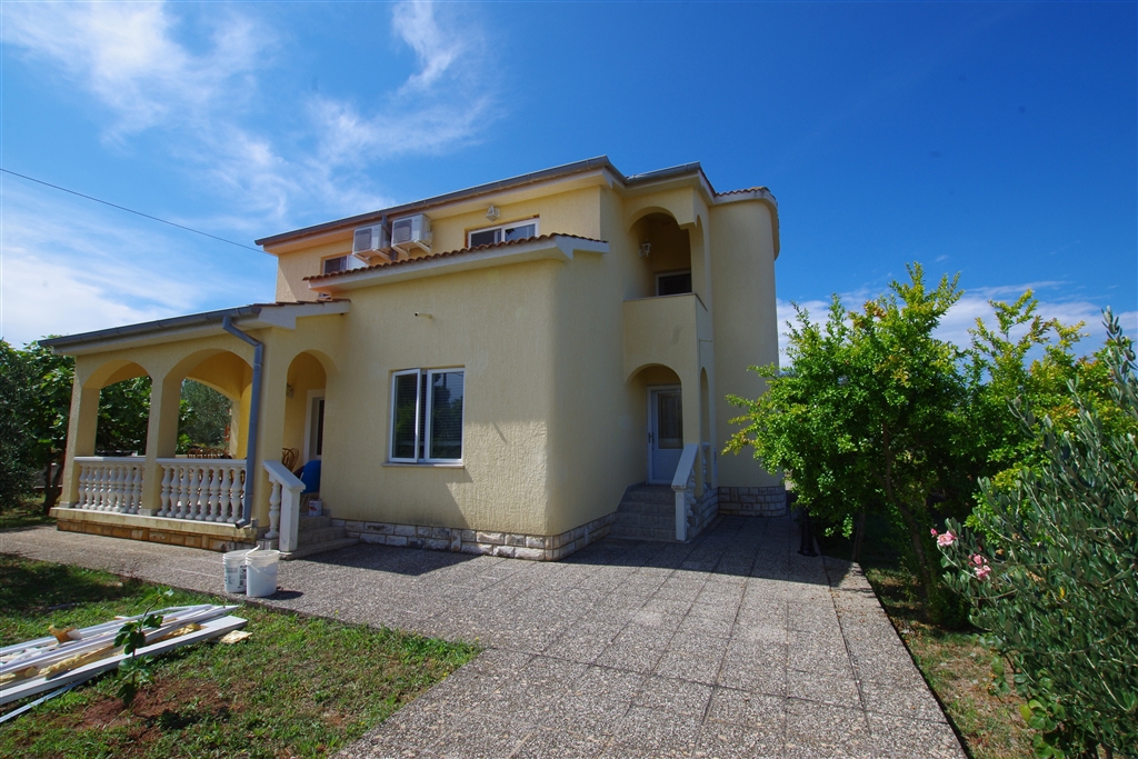 Ampia casa circondata da ulivi