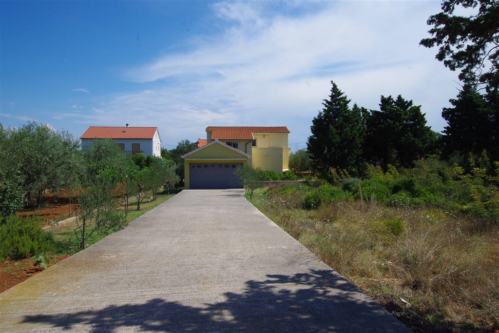 Ampia casa circondata da ulivi