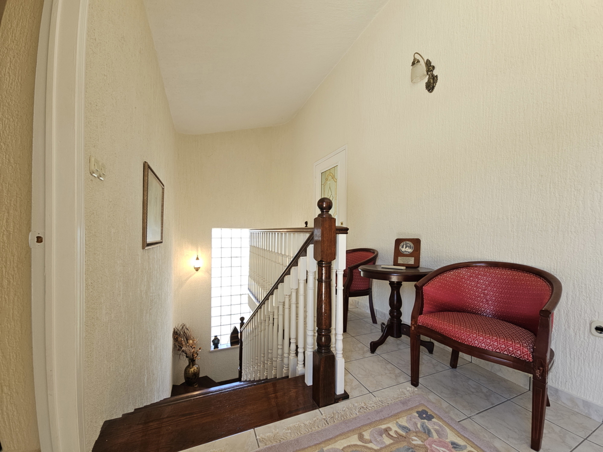 Ampia casa circondata da ulivi