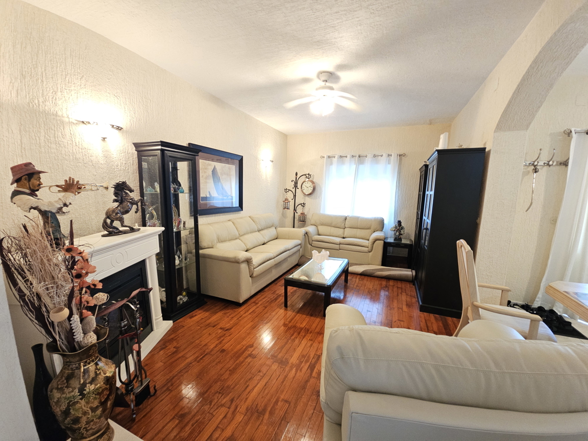 Ampia casa circondata da ulivi