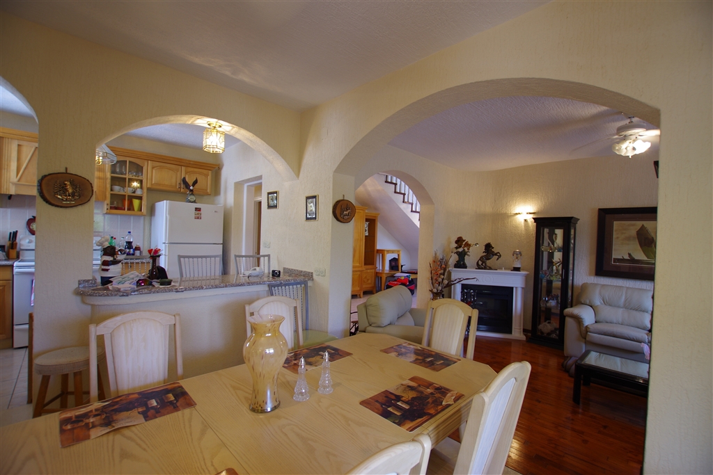 Ampia casa circondata da ulivi