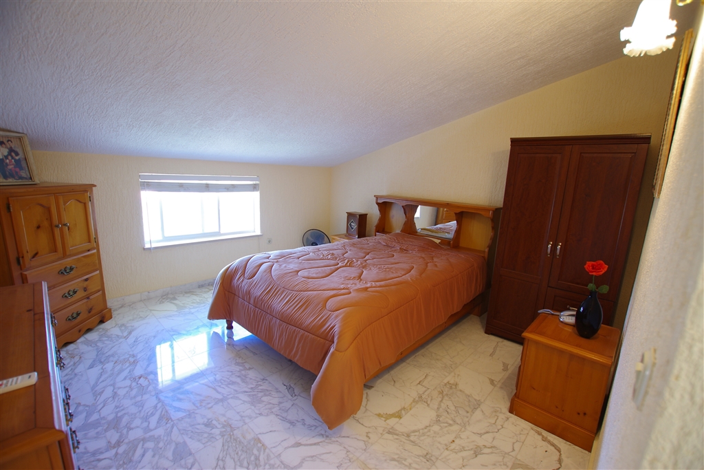 Ampia casa circondata da ulivi