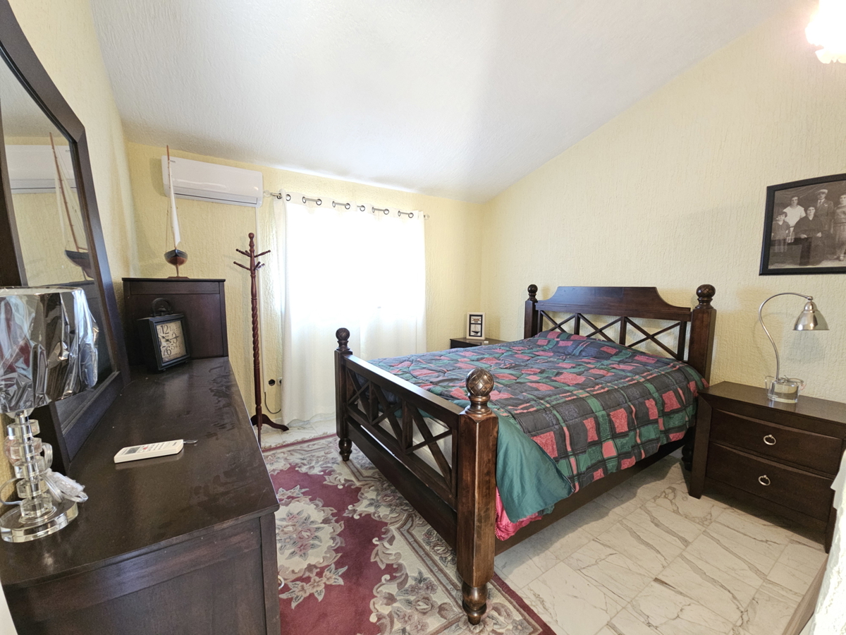 Ampia casa circondata da ulivi