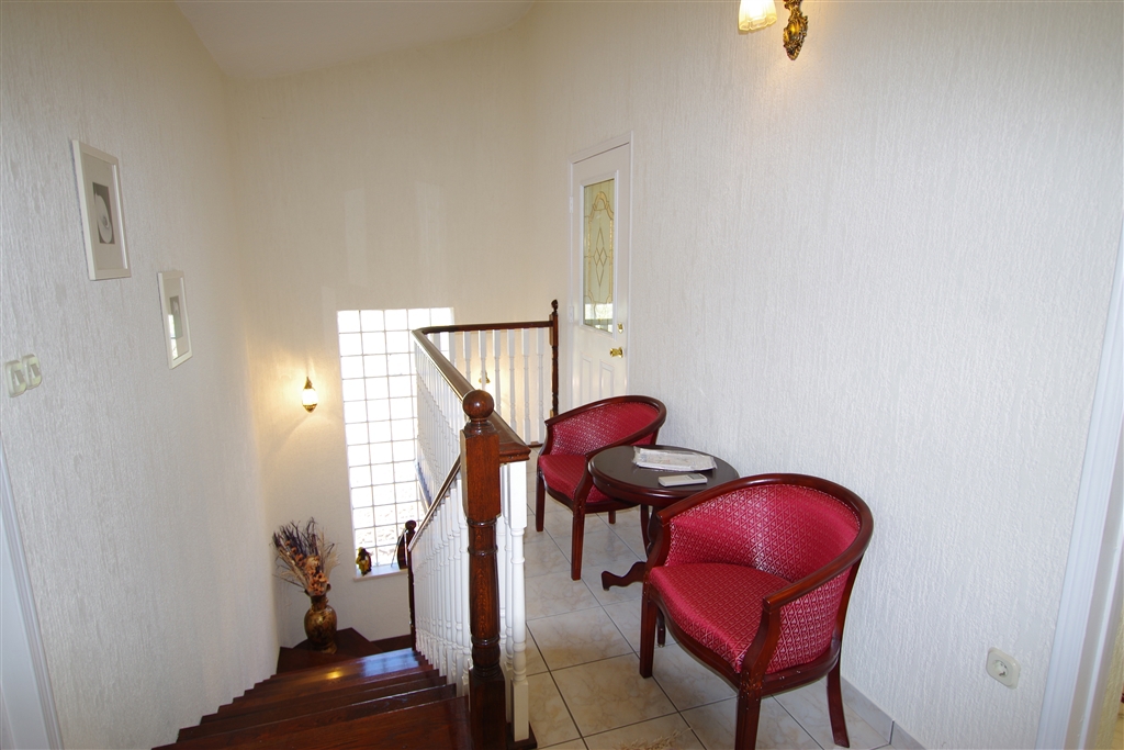 Ampia casa circondata da ulivi