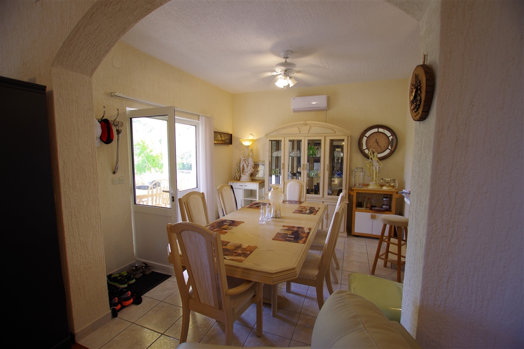 Ampia casa circondata da ulivi