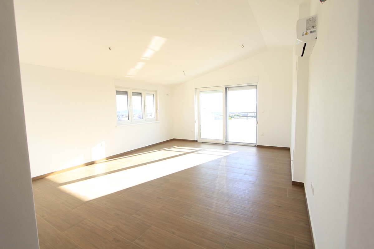 Appartamento moderno con vista sul mare, in una zona tranquilla della città