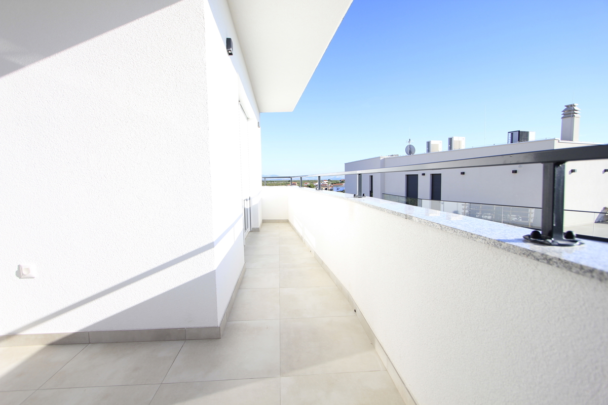 Appartamento moderno con vista sul mare, in una zona tranquilla della città