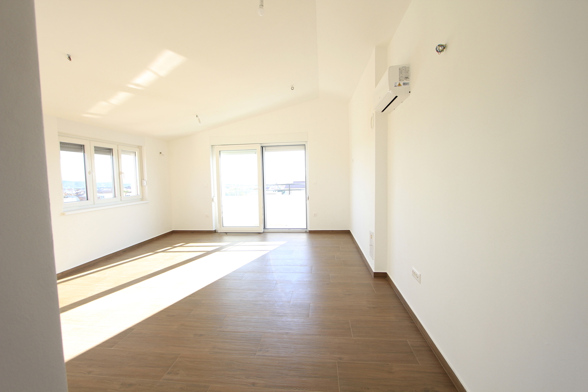 Appartamento moderno con vista sul mare, in una zona tranquilla della città