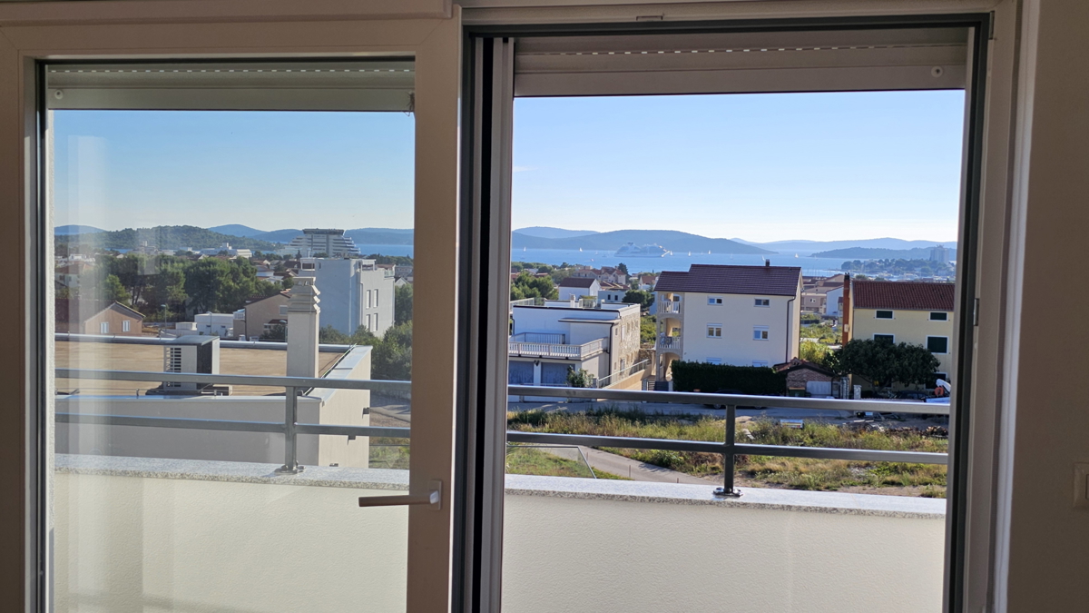 Appartamento moderno con vista sul mare, in una zona tranquilla della città