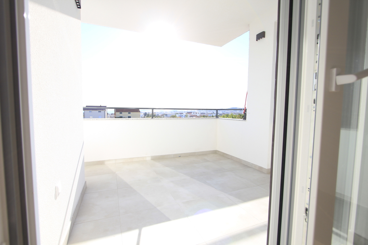 Appartamento moderno con vista sul mare, in una zona tranquilla della città