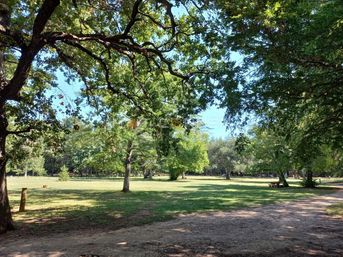 Pola, vicino alla foresta di Šijana, appartamento al piano terra 2 camere + 97 m² di giardino