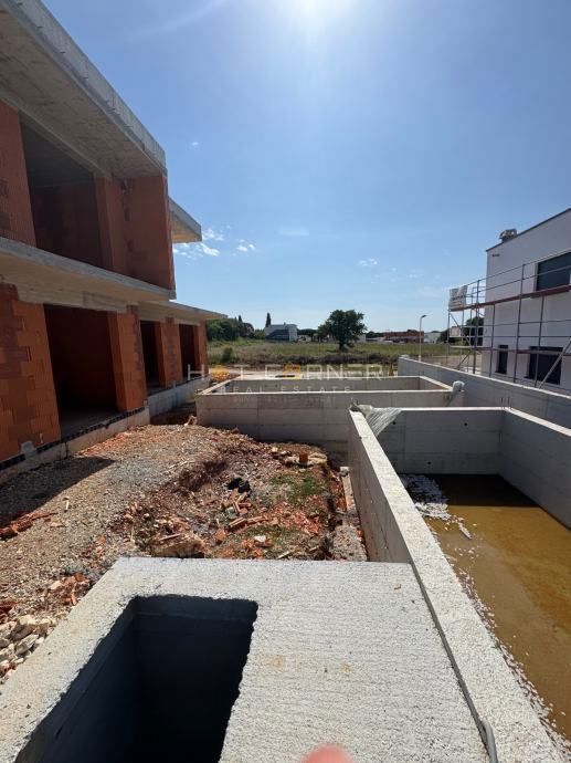 Pola, vicino alla foresta di Šijana, metà di una bifamiliare con piscina, 3 camere da letto, vista sul verde