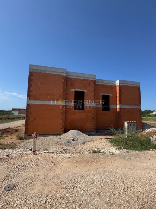 Pola, vicino alla foresta di Šijana, metà di una bifamiliare con piscina, 3 camere da letto, vista sul verde