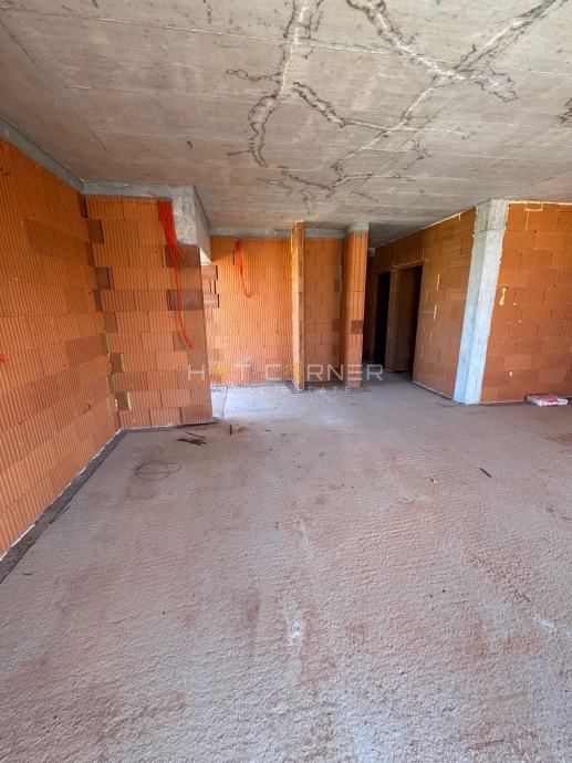 Pola, vicino alla foresta di Šijana, metà di una bifamiliare con piscina, 3 camere da letto, vista sul verde