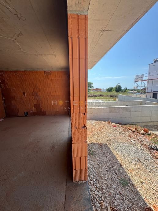 Pola, vicino alla foresta di Šijana, metà di una bifamiliare con piscina, 3 camere da letto, vista sul verde