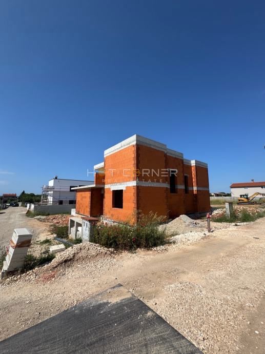 Pola, vicino alla foresta di Šijana, metà di una bifamiliare con piscina, 3 camere da letto, vista sul verde