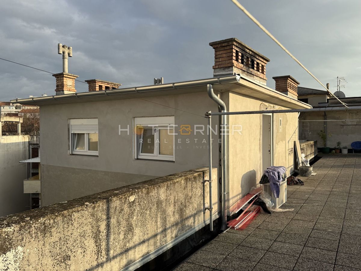 Piccolo appartamento ristrutturato nel centro di Pola con grande terrazza e vista mare!